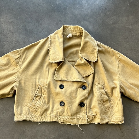Cropped light cargo jacket. - Picture 3 of 7